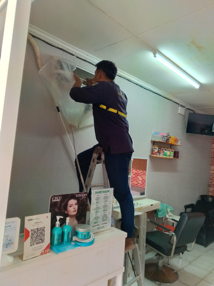 air conditioner technician repair
