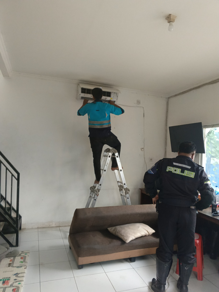 air conditioner technician repair