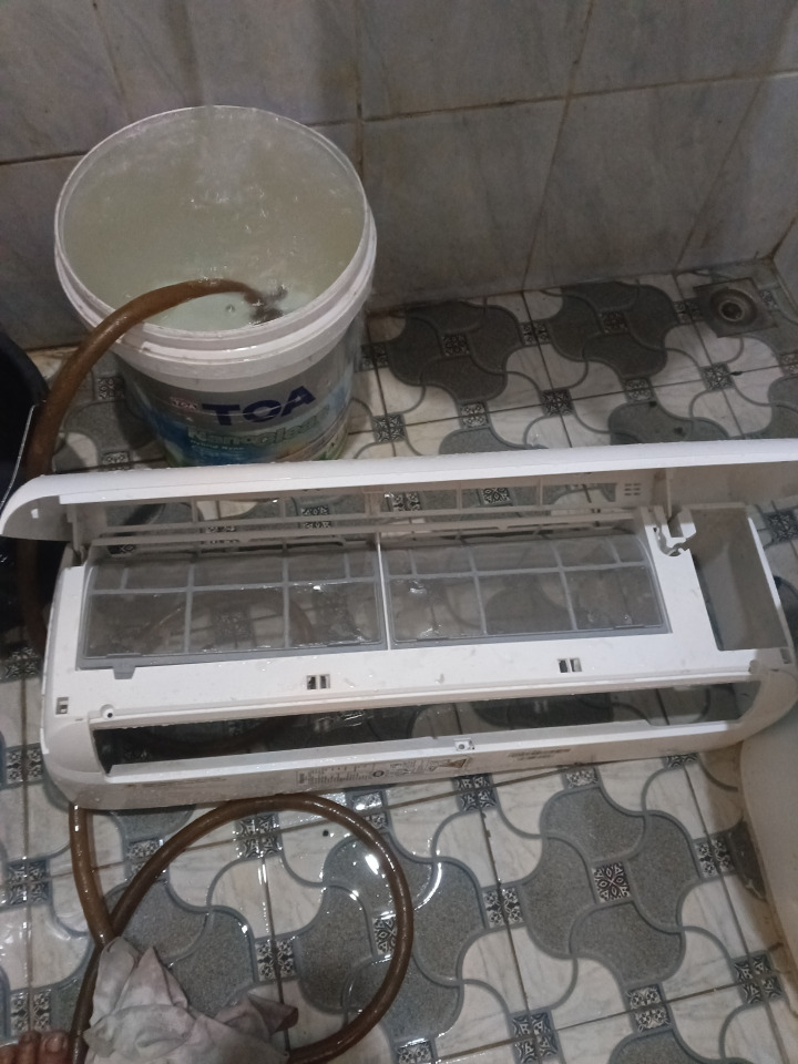 air conditioner technician repair