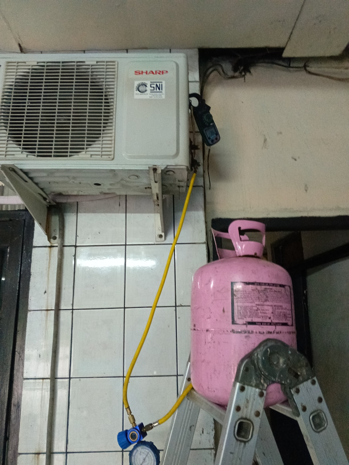 split ac installation worker